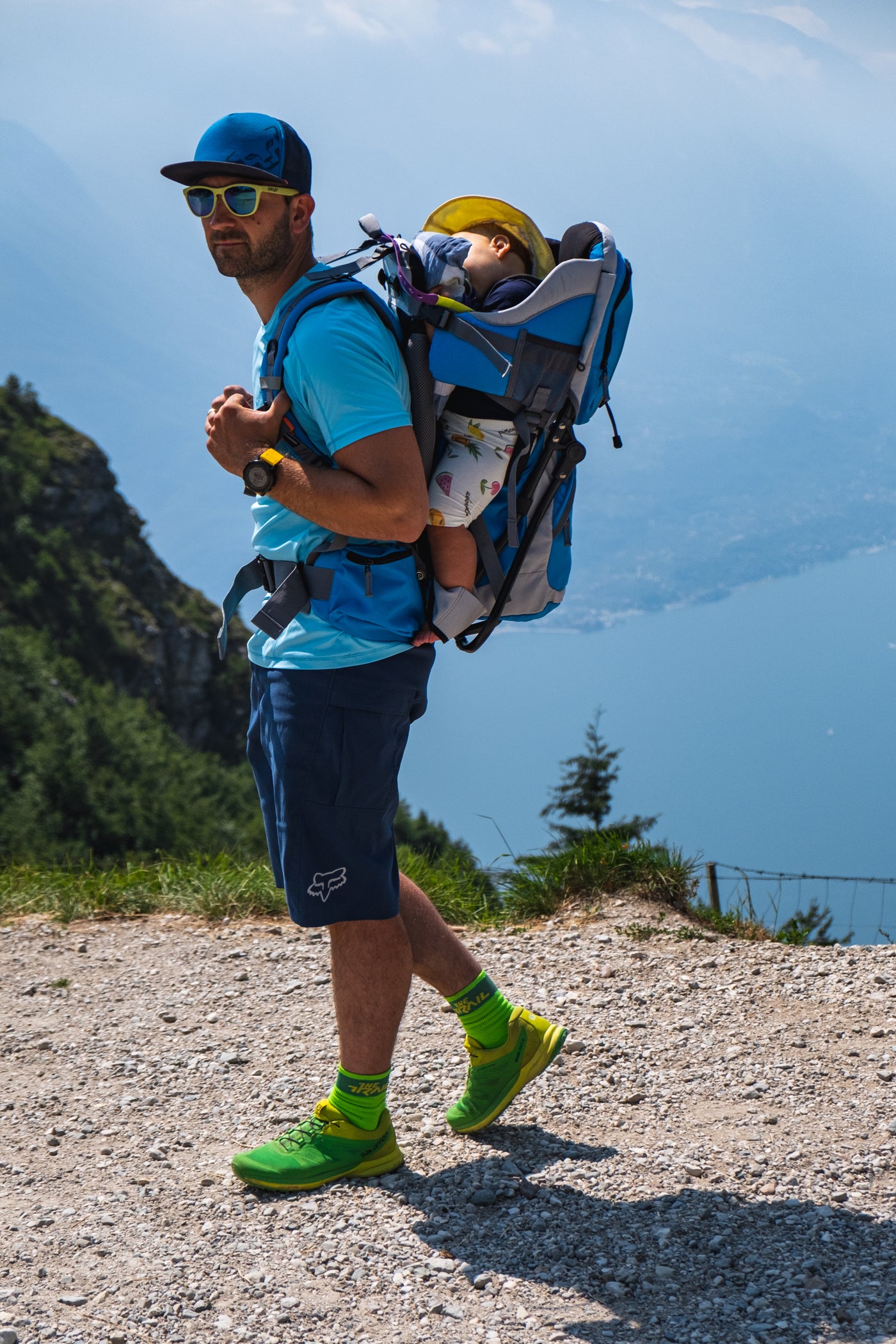 Kraxe.one bietet Kindertragen, Rücktragen, Kraxen für Kleinkinder (nicht für Babys) die schon eingenständig sitzen und ihren Kopf halten können. Die Kinder sitzen in der Kraxe und sind für Frauen und Männer geeignet.